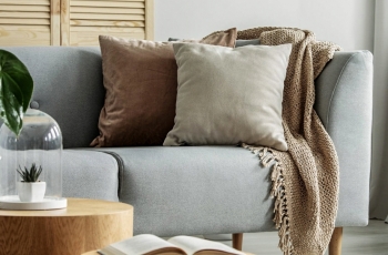 Dicas de como harmonizar o sofá com as almofadas